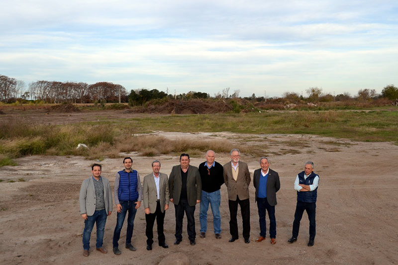 Funcionarios en el futuro Parque Industrial
