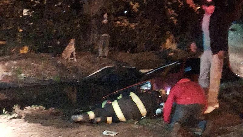 Auto caído a canal