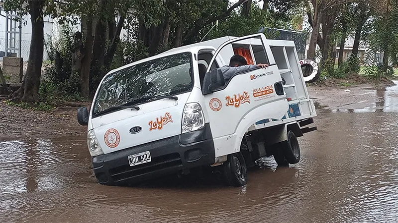 Camión hundido en las cloacas CC