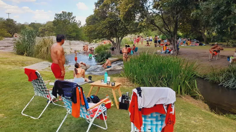Turistas en el río de Totoral