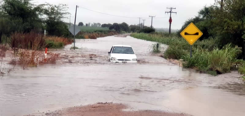 Auto empantanado en Barranca Yaco
