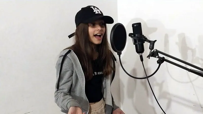 Renata grabando