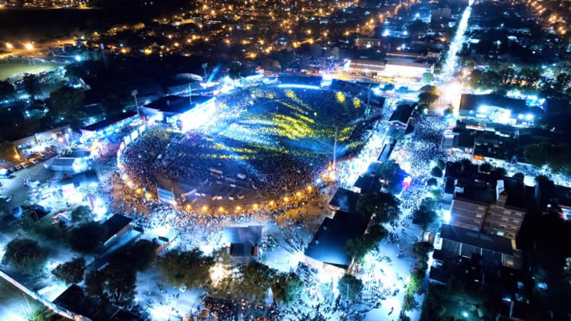 Aérea del anfiteatro repleto iluminado