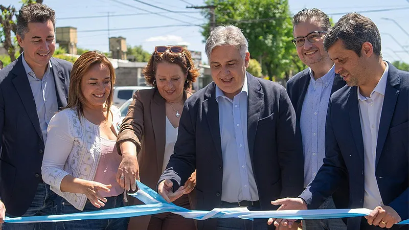 Corte de cinta Av Malvinas Argentinas