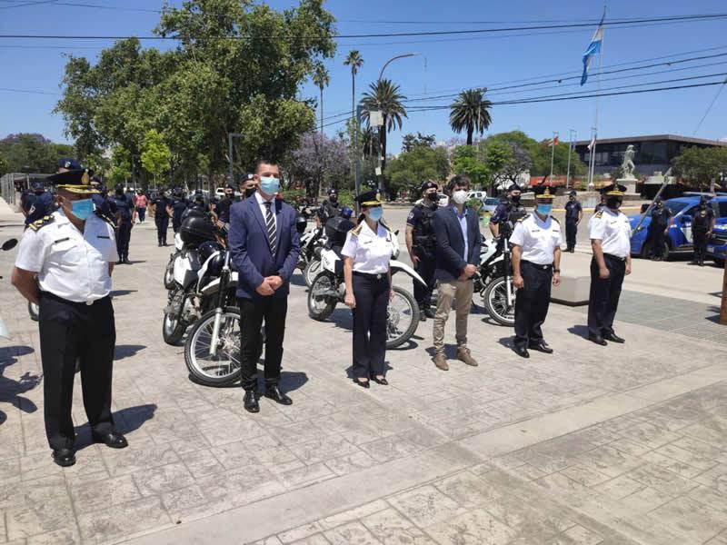 Entrega de motos a la Policía