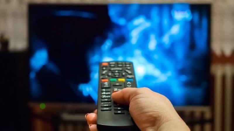 Mirando televisión