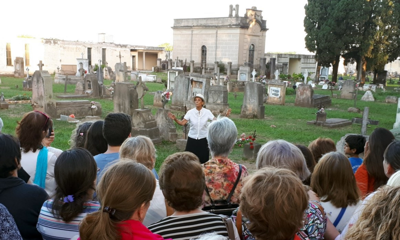 Allá en el camposanto
