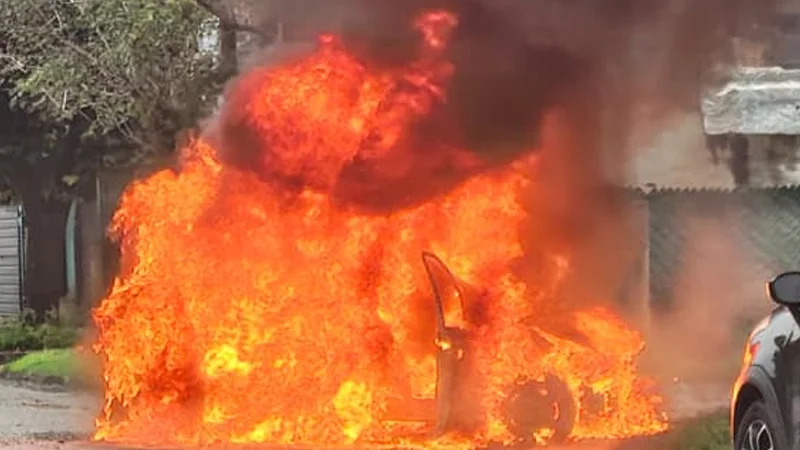 Auto incendiado