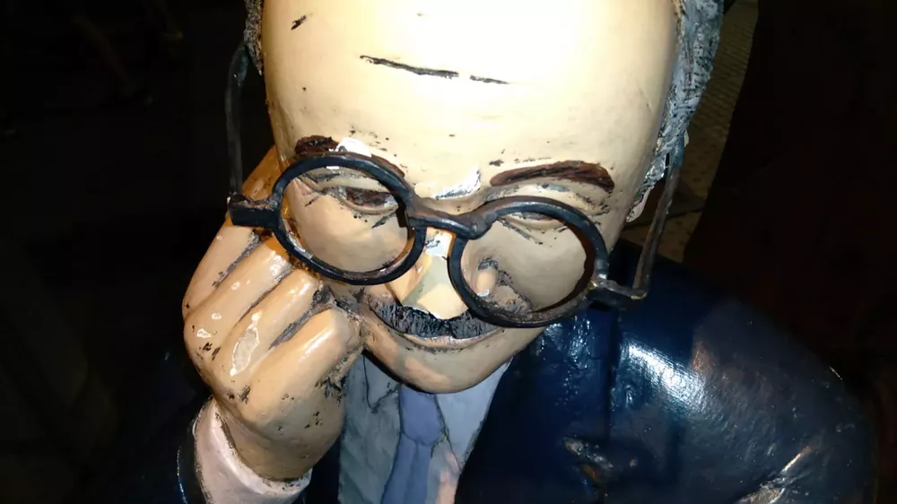 Vandalismo esculturas Biblioteca