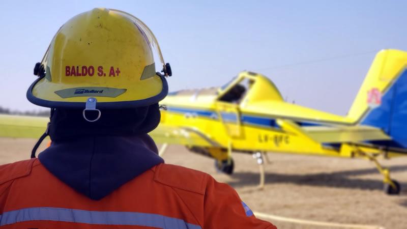 Bombero y avión hidrante