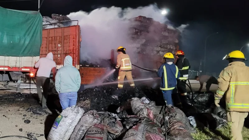 Incendio de camión con carbón