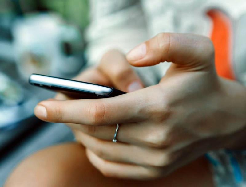 Mujer enviando mensaje de texto