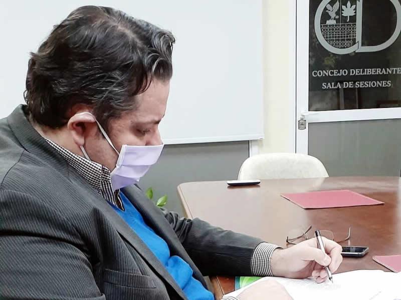 Brandán firmando