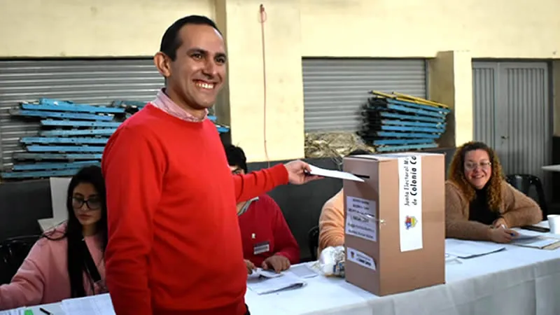 Matías Roldán votando