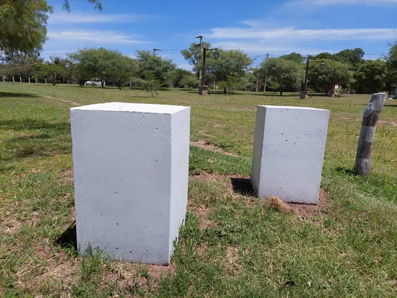 Cubos de cemento con pilas