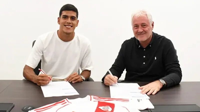 Tomás Nasif firma con River