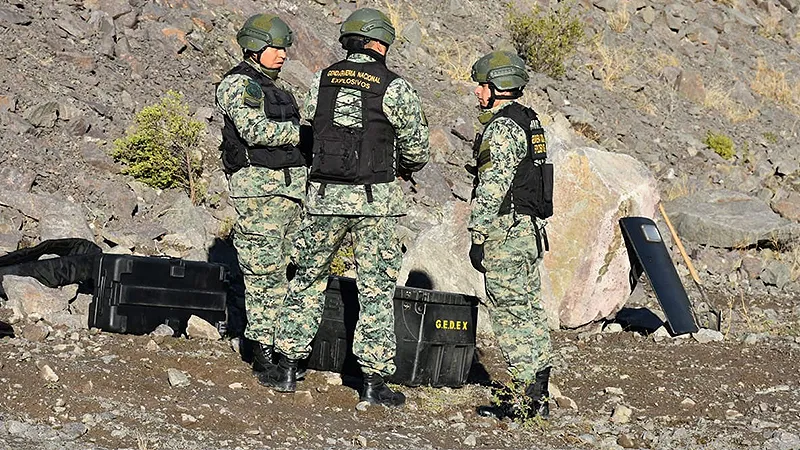 Gendarmes con explosivos