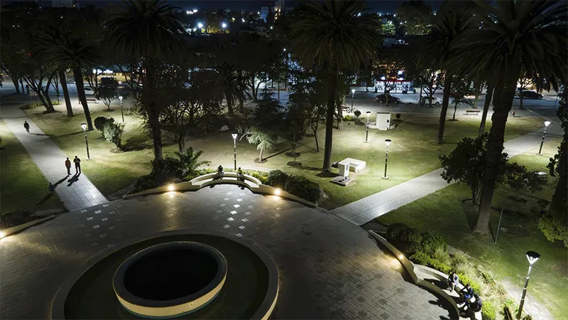 Plaza Pío León nocturna