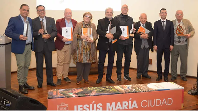 Distinciones Pío León