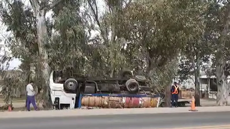 Camión volcado en Sinsacate