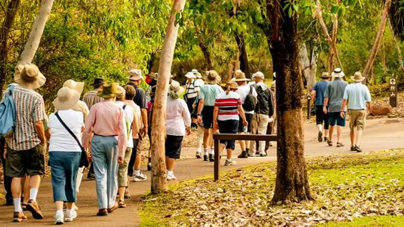 Paseo de personas mayores