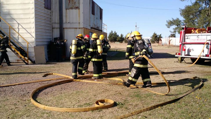 Bomberos entrenándose