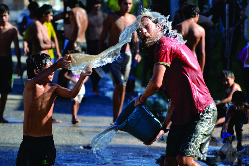 Juego con agua en Carnaval