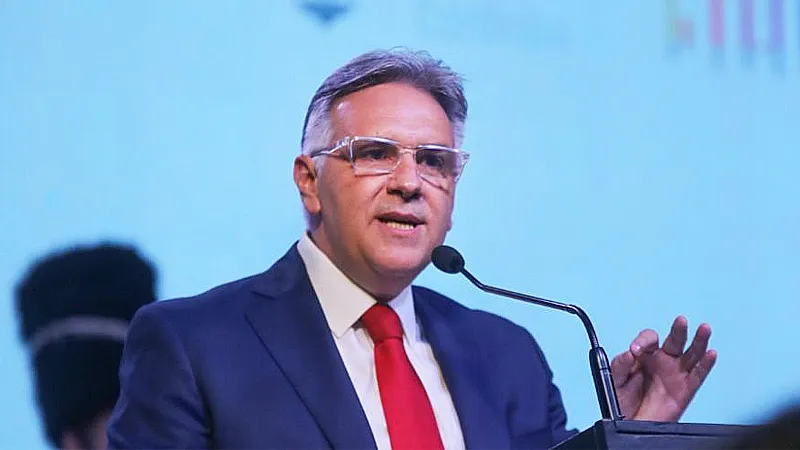 Llaryora en Deán Funes