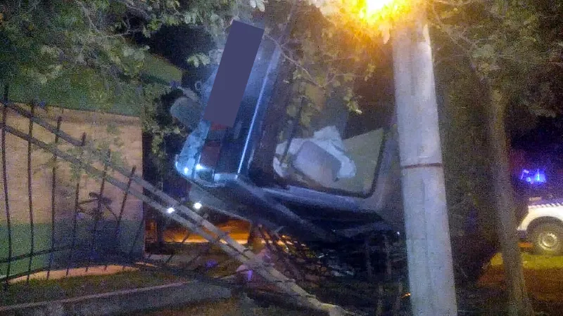 Choque de auto contra una casa