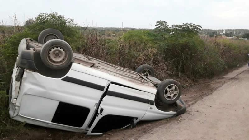 Camioneta volcada