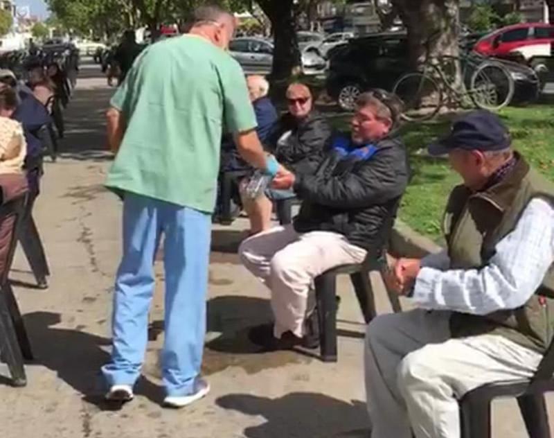 Sillas frente a los Bancos