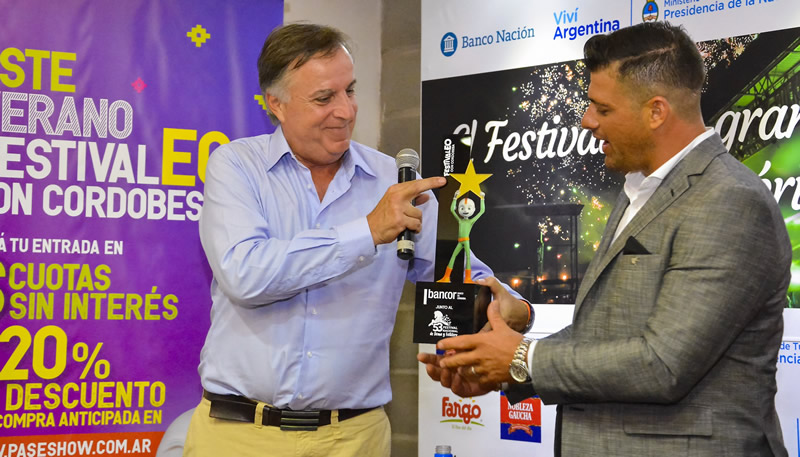 Daniel Tillard entrega obsequio aNicolás Tottis