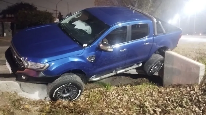 Ford Ranger en alcantarilla