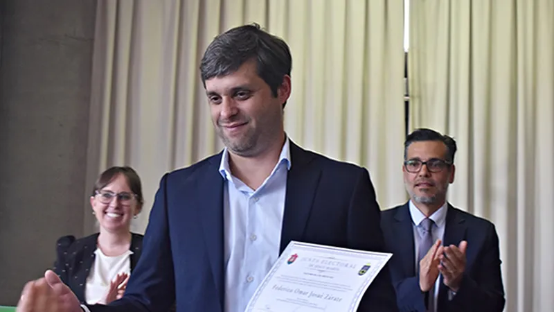 Federico Zárate con certificado 