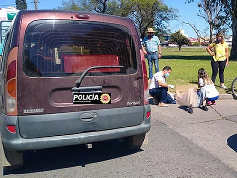 Choque Kangoo con bicicleta