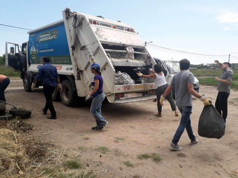 Funcionarios recogen la basura
