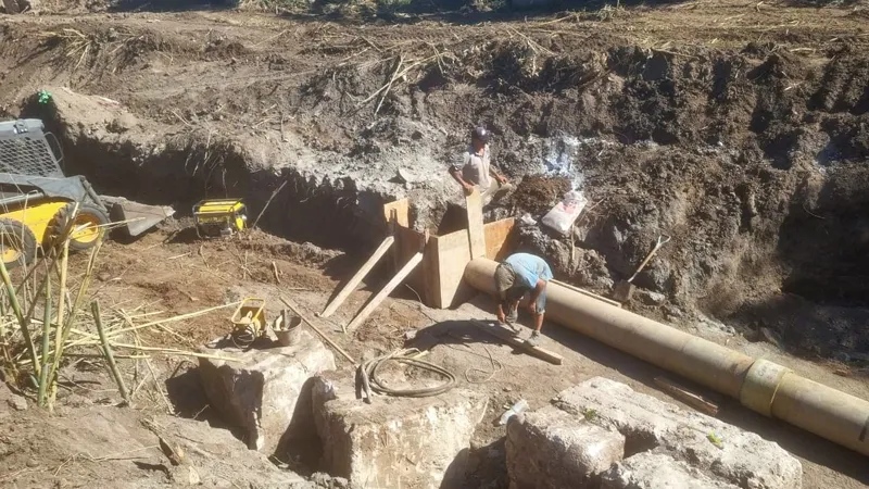 Arreglos en canal de riego